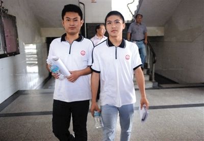 昨日下午5時(shí),江西宜春“奪刀少年”柳艷兵和易政勇順利完成單獨(dú)高考,走出考場。