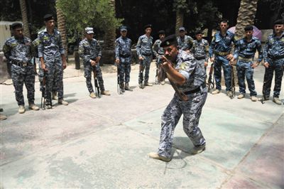 　5日，伊拉克巴格達(dá)，新招募的安全部隊(duì)成員進(jìn)行訓(xùn)練。