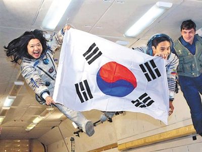 　2007年9月10日，李炤燕（左）在俄羅斯首都莫斯科接受零重力飛行訓(xùn)練。