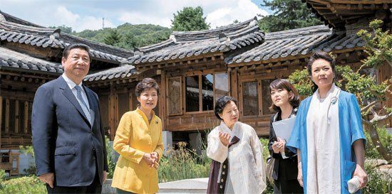 照片中左起分別是習(xí)近平、樸槿惠、家具博物館館長鄭美淑(音)、隨同翻譯、彭麗媛。