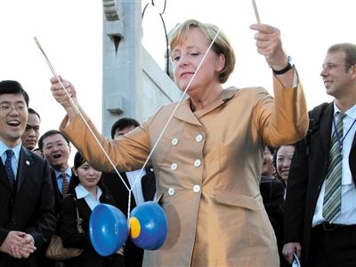2007年8月27日，北京，默克爾正在玩扯鈴。
