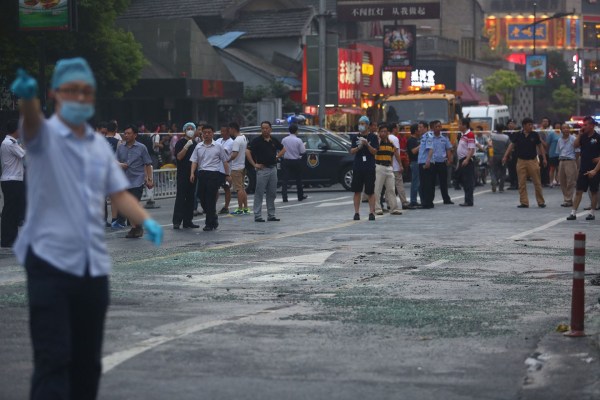 　圖為醫(yī)護(hù)人員到現(xiàn)場(chǎng)救援。