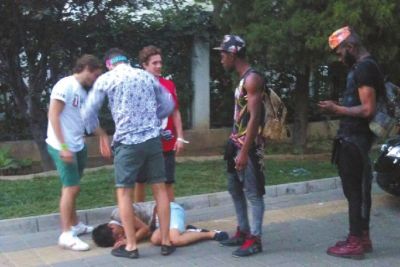 外籍男子路邊發(fā)現(xiàn)醉漢將其圍住。