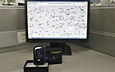 記者花近400元網(wǎng)購的定位監(jiān)聽器，能通過短信激活，進(jìn)行實(shí)時(shí)監(jiān)聽。