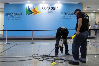 　13日，福塔萊薩的塞阿拉州會展中心，工作人員布置會場新聞發(fā)布廳。