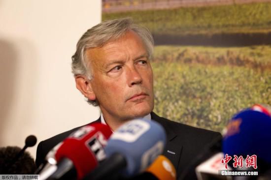 7月17日，在荷蘭阿姆斯特丹斯希普霍爾機場舉行的的新聞發(fā)布會上，馬航歐洲區(qū)負責人介紹情況。