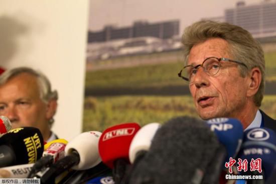 7月17日，在荷蘭阿姆斯特丹斯希普霍爾機場舉行的的新聞發(fā)布會上，馬航歐洲區(qū)負責人介紹情況。