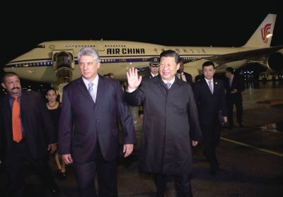 21日晚,習(xí)近平乘坐的專機(jī)抵達(dá)哈瓦那何塞·馬蒂國際機(jī)場。古巴國務(wù)委員會第一副主席兼部長會議第一副主席