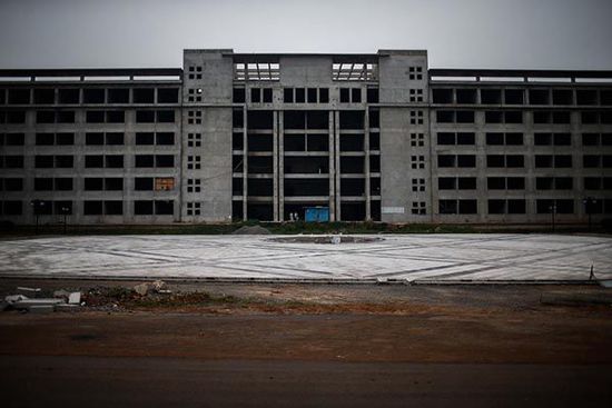 2014年7月11日，安徽省宿州市蕭縣，空置廢棄的縣政府新大樓。 澎湃新聞 楊一 圖