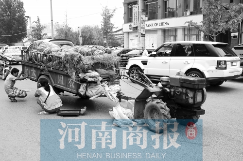 兩車相蹭后，小陳與妻子慌了神