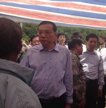 走進(jìn)帳篷，總理就握住蔡官耀的雙手說：“不行，這個帳篷太簡易了”。說完這句，叮囑蔡官耀，“不能回家住”