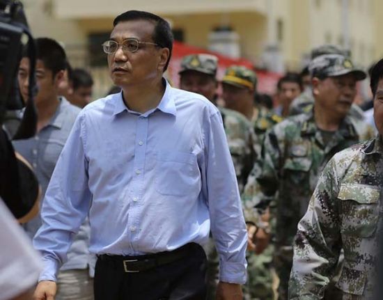 　8月4日，中共中央政治局常委，國務(wù)院總理李克強(qiáng)在云南魯?shù)榈卣馂?zāi)區(qū)察看災(zāi)情。