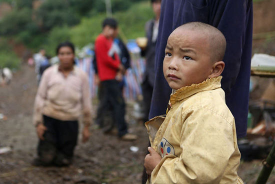 帳篷有限，尚有不少村民沒有地方躲雨。澎湃新聞 程藝輝 圖