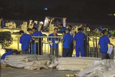 昨晚，工作人員正在為金水橋安裝金色護(hù)欄。京華時(shí)報(bào)記者潘之望攝