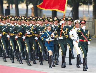 昨日，151人最大陣容的三軍儀仗隊，著新式禮賓服接受檢閱。這也是解放軍儀仗隊、軍樂團新式禮賓服首次亮