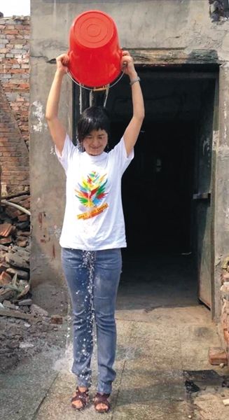 20日下午，央視主持人張泉靈參與“冰桶挑戰(zhàn)賽”。圖片來自微博