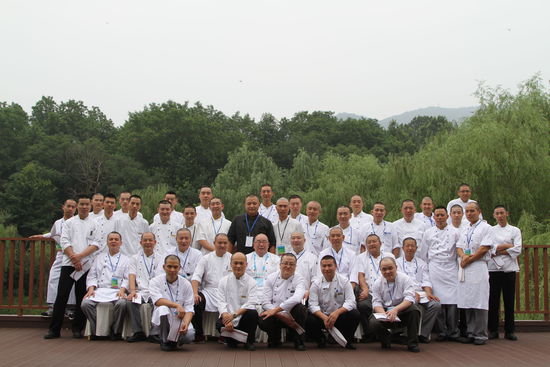 幾十位光頭廚師的大合照。 花惠生 供圖