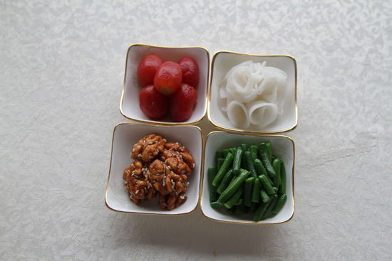 四調(diào)味：圣女果、蓮藕、核桃仁、小黃瓜。 花惠生 供圖