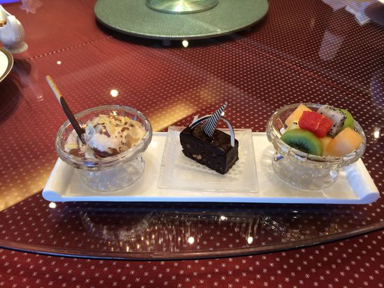 西點水果拼盤、巧克力布朗尼、冰淇淋。 花惠生