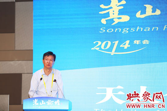 國(guó)務(wù)院發(fā)展研究中心原副主任、研究員盧中原演講。