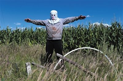 一牧民向記者描述化工園區(qū)打的水井：“他們的井又深又大，我們肯定搶不過他們。”