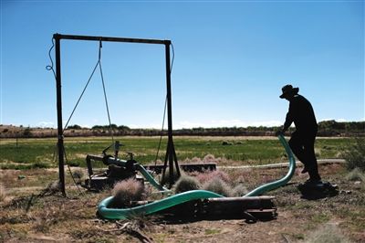 　布日古德起動水泵，等了幾分鐘才有水上來，沒抽一會兒就沒水了，等一陣子才能繼續(xù)抽。