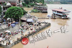 沙坪壩區(qū)磁器口，江水逼近休閑平臺。