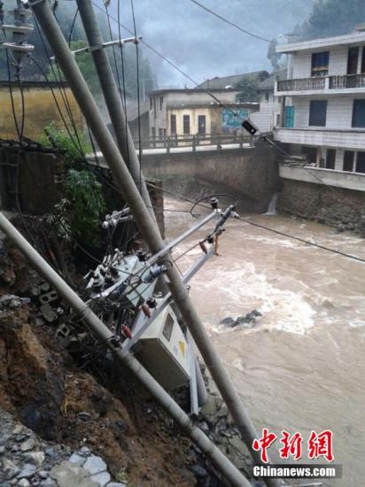 9日以來，陜西省鎮(zhèn)巴縣持續(xù)出現(xiàn)強秋淋天氣，21鎮(zhèn)不同程度受災(zāi)，電力、交通、移動通訊一度中斷。