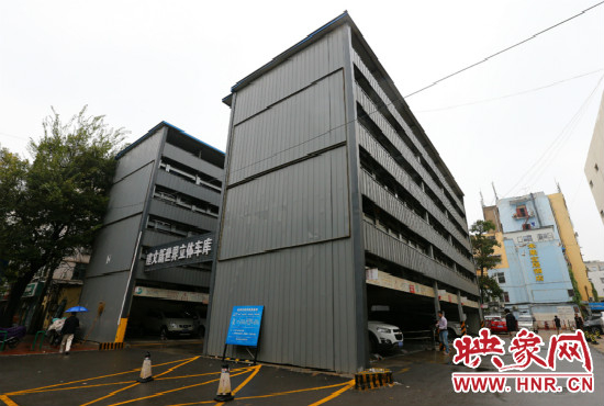 目前，市區(qū)內(nèi)的停車場數(shù)量還不能滿足廣大市民的需求。