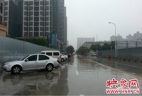 由于停車場分配不均，廣大私家車主選擇將車停在路邊。