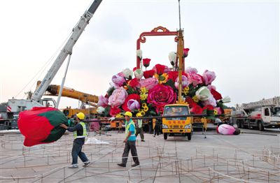 吊裝現(xiàn)場(chǎng)。昨晚，天安門立體主花壇“祝福祖國(guó)”完工，今天起供游人參觀。