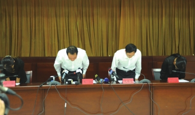 昆明通報明通小學踩踏事故原因，官員鞠躬致歉。圖/東方IC