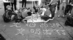 　志愿者用撿來的煙頭，拼起了“無煙西湖”圖案 通訊員供圖