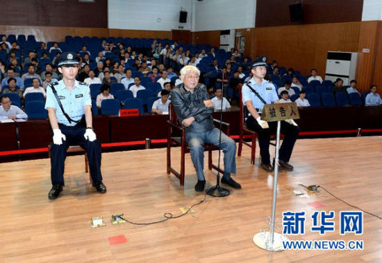 9月29日，方廣云在庭審現(xiàn)場。當(dāng)日，“合肥房叔”腐敗窩案核心人物方廣云在安徽省廬江縣出庭受審。 新華社記者 郭晨 攝