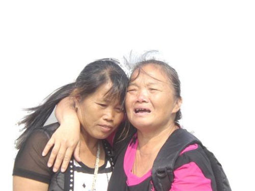 見(jiàn)到救命恩人魏冬桂（左），沈愛(ài)蘭十分激動(dòng)