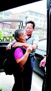 離別時(shí)，沈愛(ài)蘭（左）擁抱救命恩人李春富