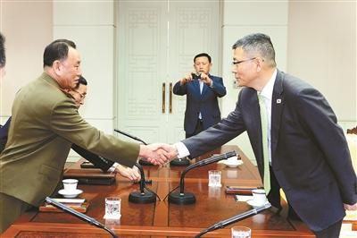 10月15日，韓國(guó)國(guó)防部國(guó)防政策室室長(zhǎng)柳濟(jì)升和朝鮮人民武裝力量部偵查總局局長(zhǎng)金英哲分別率團(tuán)出席板門(mén)店