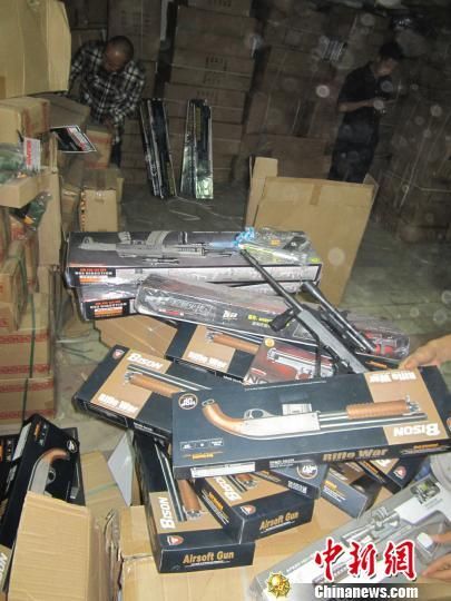 廣西柳州一倉(cāng)庫(kù)查獲仿M16式等7000余支仿真槍