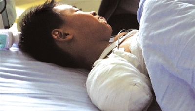 被黑熊咬掉右胳膊后，他忍著痛沒哭；術(shù)后躺在病床上，他沒哭。