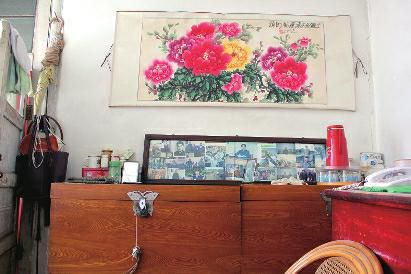 　陳會英將兒女的照片都裱起來，裝在一個大相框里，放在箱子上經(jīng)常看，其中最多的就是劉金國的照片。