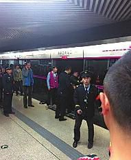 昨日18時(shí)57分，北京地鐵5號(hào)線惠新西街南口一女子遭遇不幸。昨晚9時(shí)記者在中日友好醫(yī)院發(fā)現(xiàn)女子已不幸身亡，女子遇險(xiǎn)是被夾在安全門和地鐵門中間，列車啟動(dòng)后掉下站臺(tái)。