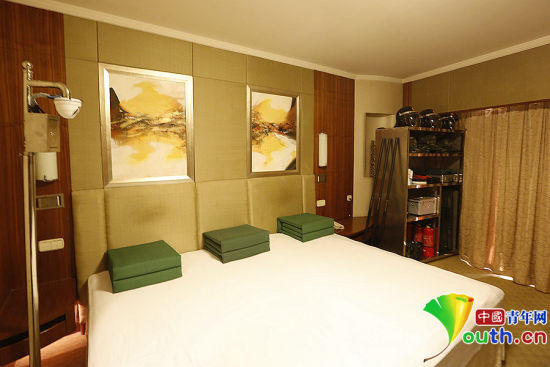 雖然在五星級(jí)飯店房間駐守，但武警官兵自帶被褥及生活用品，將兩張單人床拼成三人通鋪使用。