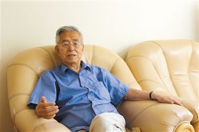 楊維駿 歷任云南省政協(xié)副主席等職。89歲高齡的楊維駿為12名失地農(nóng)民代表開道，到云南省政協(xié)反映問題。
