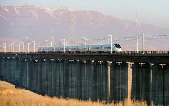 11月16日，從烏魯木齊南站首發(fā)的D8602次列車(chē)駛往哈密。