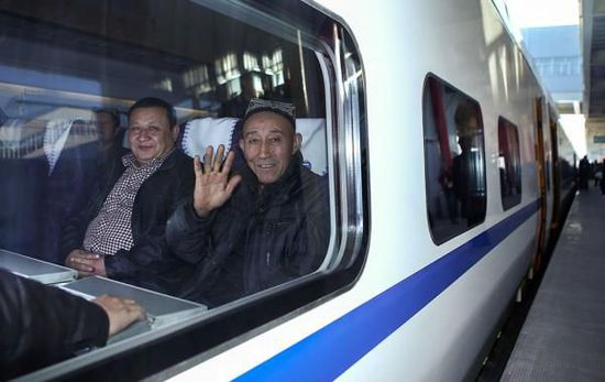 11月16日，旅客乘坐從烏魯木齊南站首發(fā)的D8602次列車(chē)。