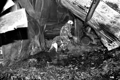 救援人員在山東壽光一食品廠火災現(xiàn)場搜救。新華社發(fā)