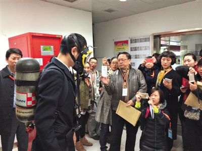 昨天，地鐵4號線北京南站站，地鐵工作人員為人大代表演示應急氧氣瓶佩戴方式。新京報記者