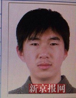 犯罪嫌疑人李小龍，27歲，唐山樂(lè)亭人。村干部說(shuō)李小龍經(jīng)常把自己關(guān)在家里