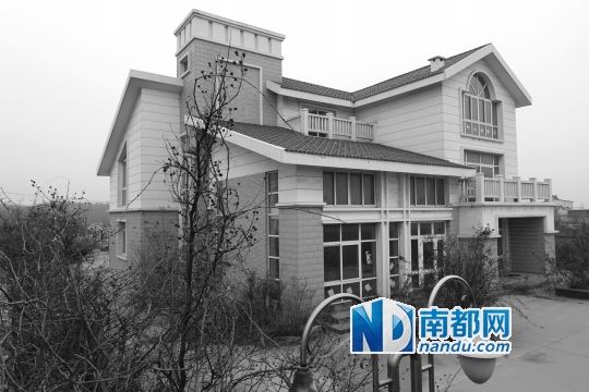 　馬超群在赤土山村村委會旁的別墅，就是以“自來水維護站”的名義拿的地。