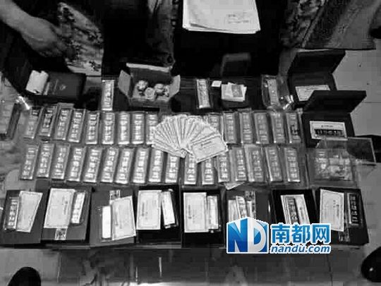 　馬超群家中金條清點現(xiàn)場。